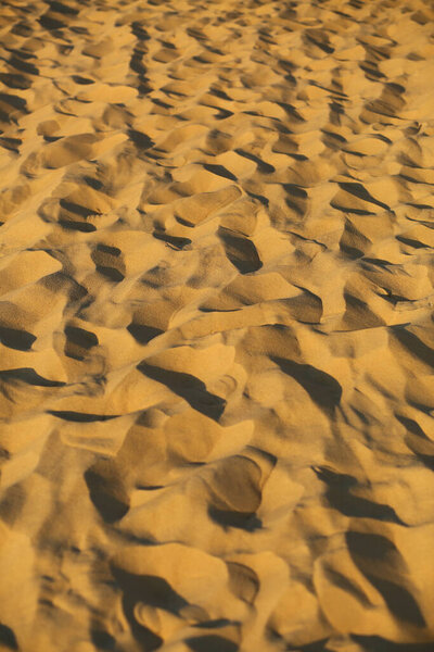 Крупный план текстуры песчаных дюн пустыни на закате в Олешках, Украина