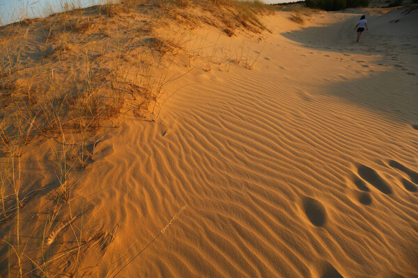 Закат в песчаных дюнах пустыни в Олешках, Украина