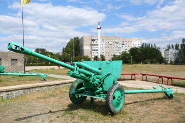 Yuzhnoukrainsk, Ukrayna - 9 Ağustos 2020: Sovyet savaş teçhizat sergisinde Sovyet tanksavar topları pozisyon aldı