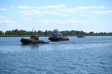 Kherson, Ukrayna - 3 Ağustos 2020 Dinyeper nehri şehri üzerinde gemiler ve botlar