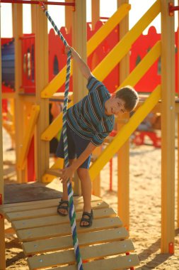 Kafkasyalı mutlu bir çocuğun portresi açık hava çocuk parkında oynuyor.
