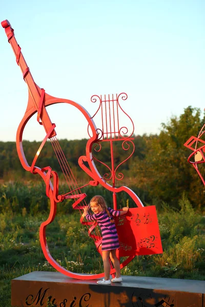 Irpin Ucrânia Agosto 2020 Criança Tocando Monumento Vermelho Gigante Violino — Fotografia de Stock