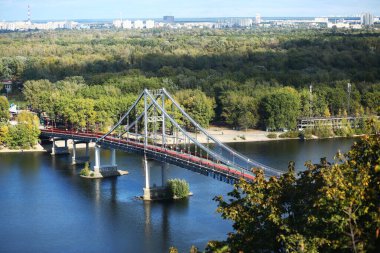 Kyiv, Ukrayna - 18 Ekim 2020: Dnipro nehri ve şehir merkezi Kyiv Pedestrian şehir köprüsündeki hava manzarası 