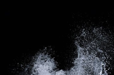 Dalga Karadeniz üzerinde gece sıçramasına.