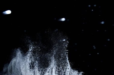 Dalga Karadeniz üzerinde gece sıçramasına.