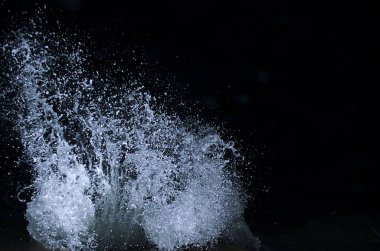 Dalga Karadeniz üzerinde gece sıçramasına.