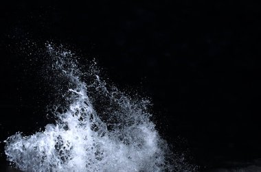 Dalga Karadeniz üzerinde gece sıçramasına.