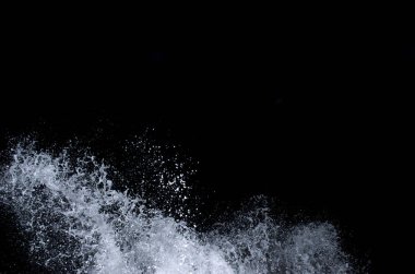 Dalga Karadeniz üzerinde gece sıçramasına.