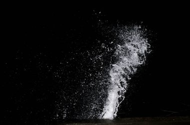 Dalga Karadeniz üzerinde gece sıçramasına.