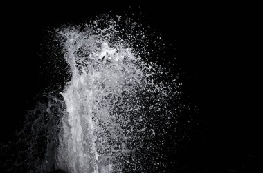 Dalga Karadeniz üzerinde gece sıçramasına.