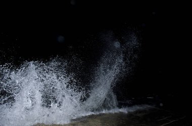 Dalga Karadeniz üzerinde gece sıçramasına.