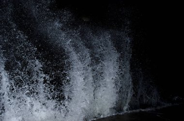 Dalga Karadeniz üzerinde gece sıçramasına.