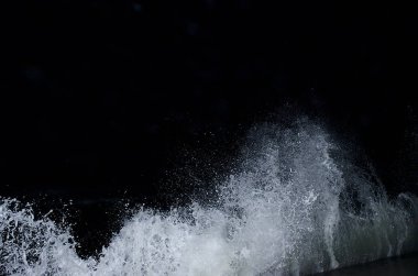 Dalga Karadeniz üzerinde gece sıçramasına.