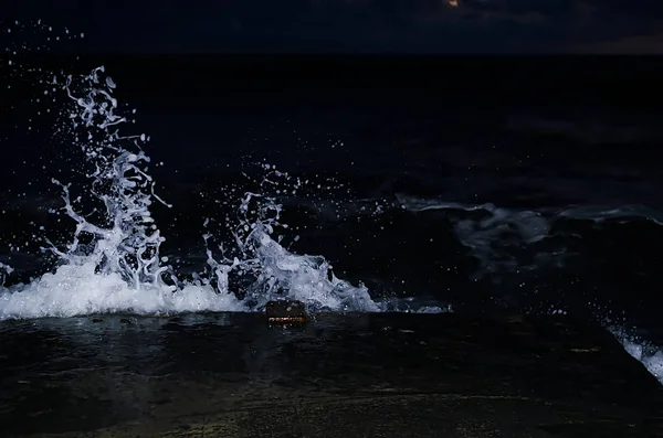 夜晚在黑海上飞溅的波浪 — 图库照片