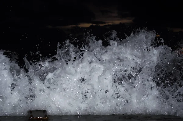 Splashing Onda Sul Mar Nero Nella Notte — Foto Stock