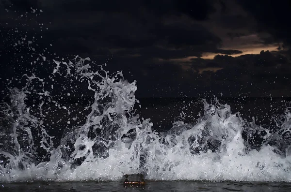 Onda Salpicante Mar Negro Durante Noite — Fotografia de Stock