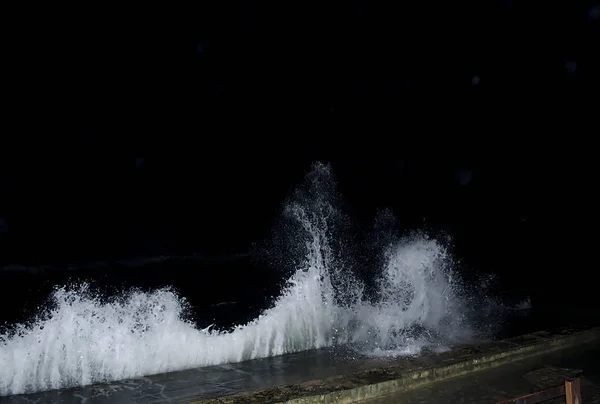 Salpicando Ola Mar Negro Noche — Foto de Stock
