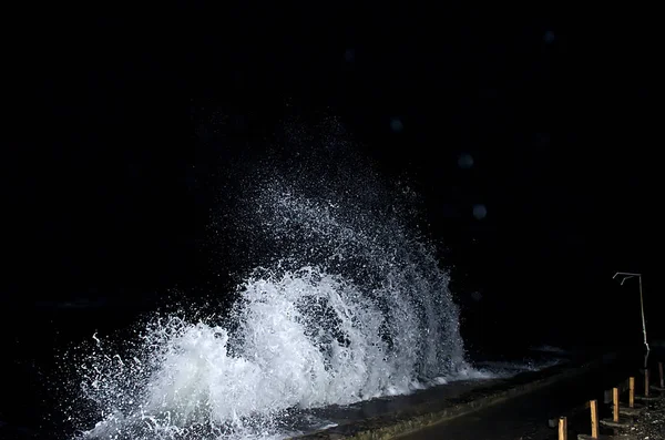 Dalga Karadeniz üzerinde gece sıçramasına.
