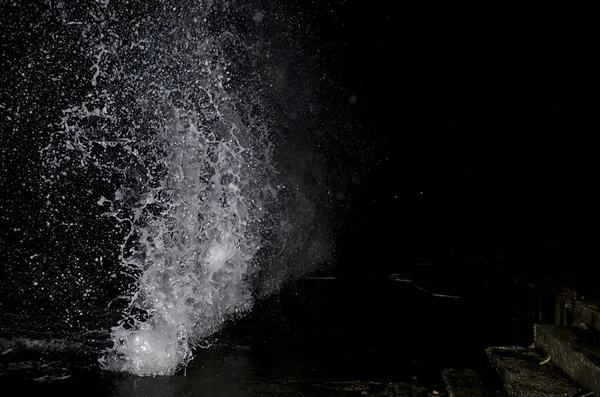 Onda Salpicante Mar Negro Durante Noite — Fotografia de Stock