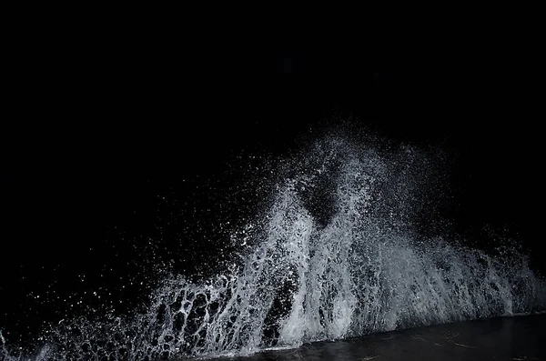 Dalga Karadeniz üzerinde gece sıçramasına.