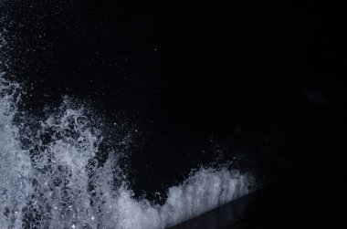 Dalga Karadeniz üzerinde gece sıçramasına.