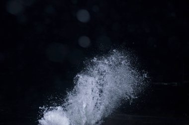 Dalga Karadeniz üzerinde gece sıçramasına.