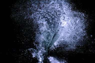 Dalga Karadeniz üzerinde gece sıçramasına.