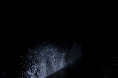 Dalga Karadeniz üzerinde gece sıçramasına.
