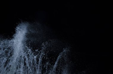 Dalga Karadeniz üzerinde gece sıçramasına.