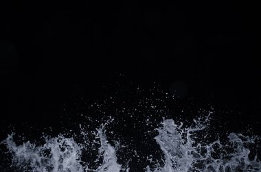 Dalga Karadeniz üzerinde gece sıçramasına.