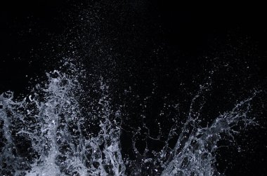 Dalga Karadeniz üzerinde gece sıçramasına.