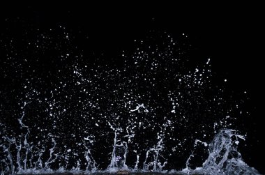 Dalga Karadeniz üzerinde gece sıçramasına.