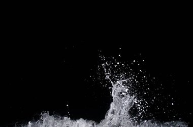 Dalga Karadeniz üzerinde gece sıçramasına.