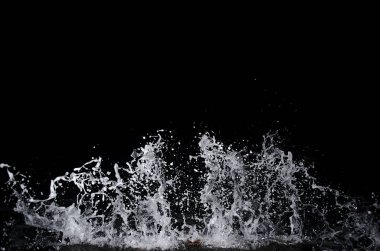 Dalga Karadeniz üzerinde gece sıçramasına.