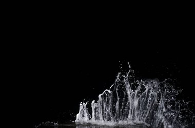 Dalga Karadeniz üzerinde gece sıçramasına.