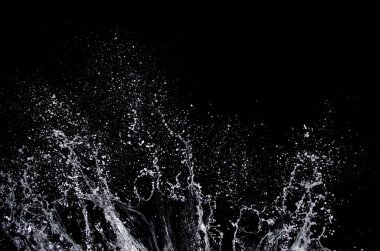 Dalga Karadeniz üzerinde gece sıçramasına.