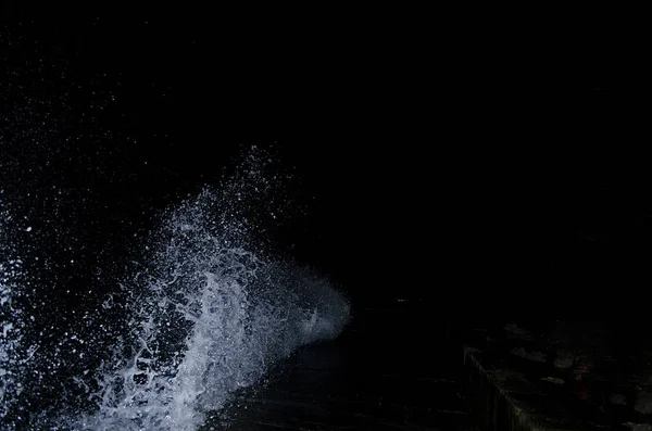 Onda Salpicante Mar Negro Durante Noite — Fotografia de Stock
