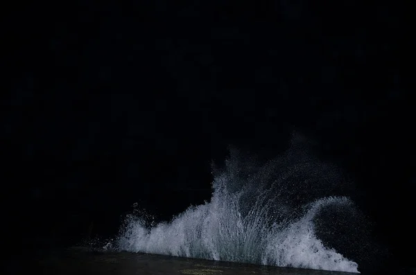 Πιτσίλισμα Κύμα Στη Μαύρη Θάλασσα Στη Νύχτα — Φωτογραφία Αρχείου