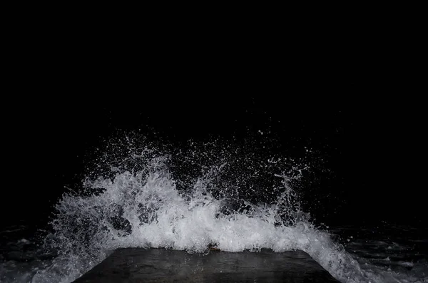 夜晚在黑海上飞溅的波浪 — 图库照片