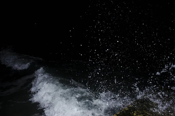 Onda Salpicante Mar Negro Durante Noite — Fotografia de Stock