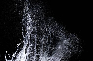 Dalga Karadeniz üzerinde gece sıçramasına.