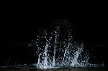 Dalga Karadeniz üzerinde gece sıçramasına.