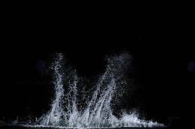 Dalga Karadeniz üzerinde gece sıçramasına.