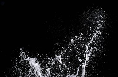 Dalga Karadeniz üzerinde gece sıçramasına.