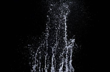 Dalga Karadeniz üzerinde gece sıçramasına.