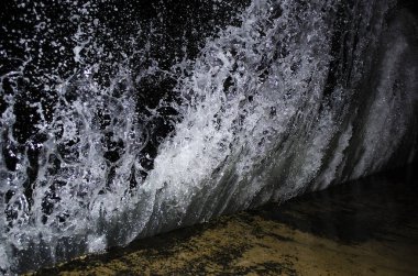Dalga Karadeniz üzerinde gece sıçramasına.