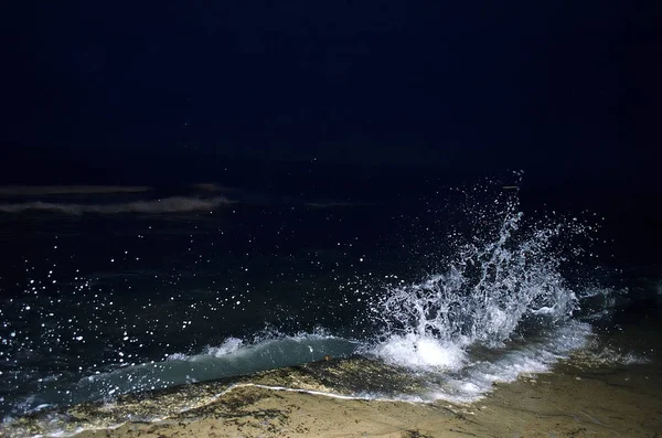 夜晚在黑海上飞溅的波浪 — 图库照片