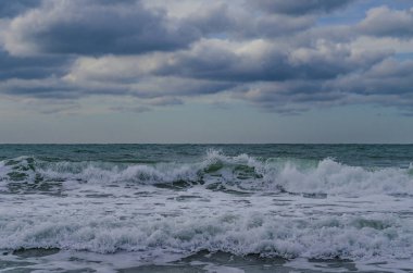 Güçlü bir rüzgar dalgaların kıyıya Karadeniz üzerinde rulo.