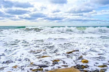 Güçlü bir rüzgar dalgaların kıyıya Karadeniz üzerinde rulo.