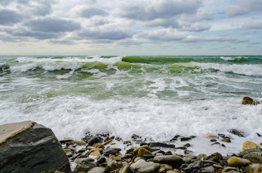 Güçlü bir rüzgar dalgaların kıyıya Karadeniz üzerinde rulo.